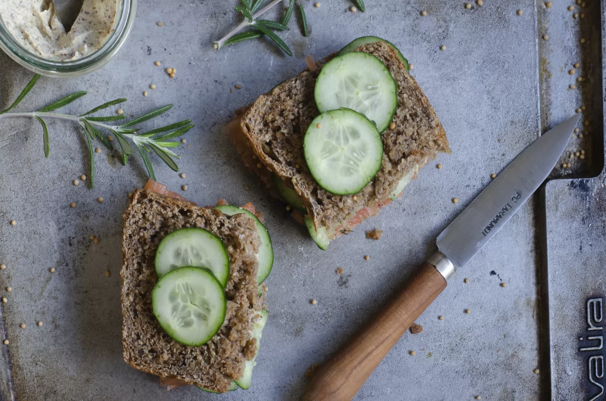 cortamos a la mitad el sandwich de pepino *