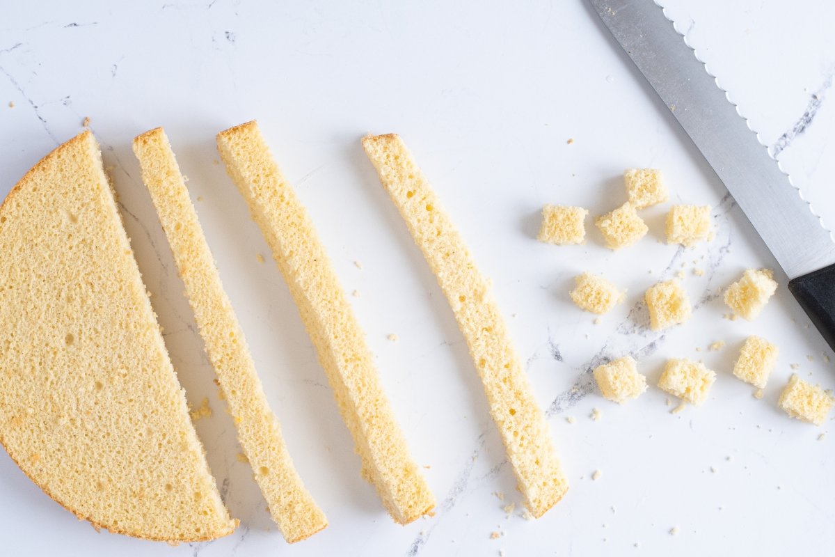 Cortamos cubitos de bizcocho