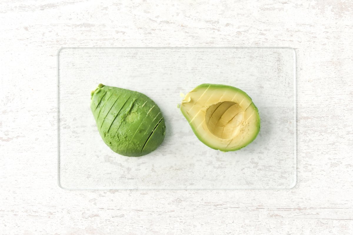 Cortamos el aguacate a rodajas no muy finas