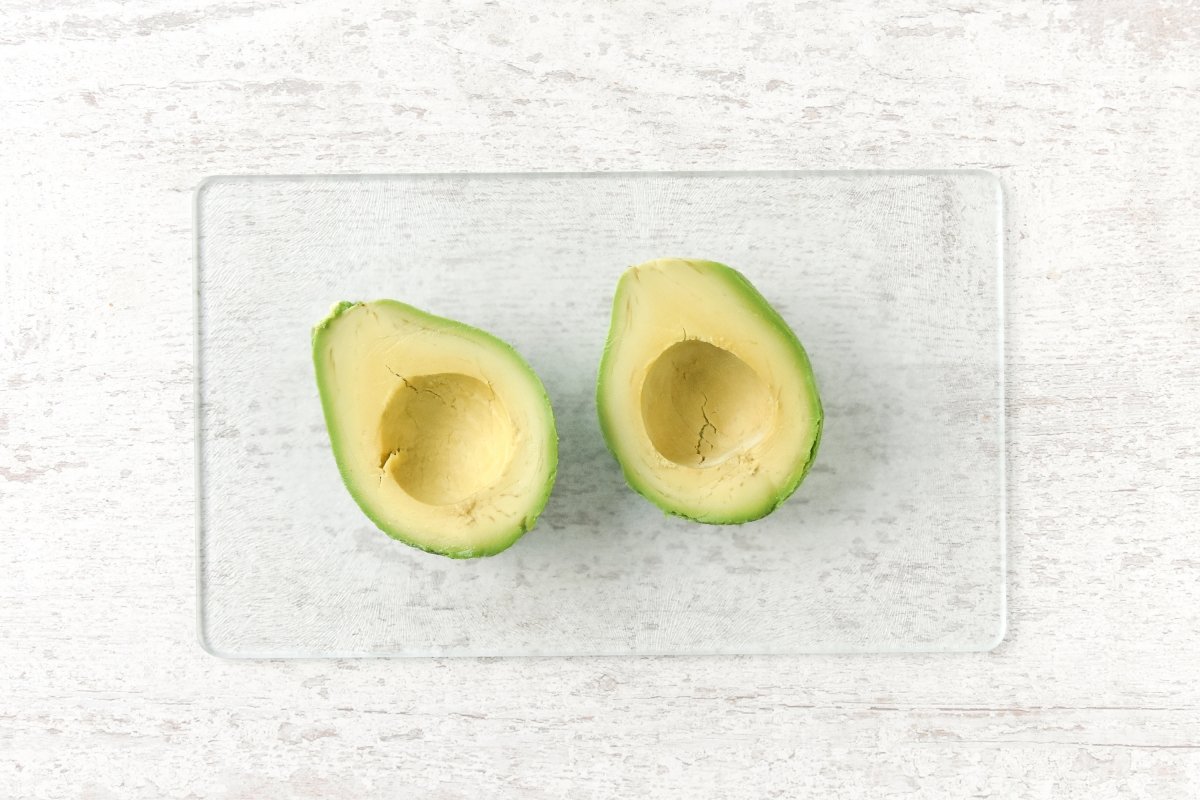 Cortamos el aguacate por la mitad