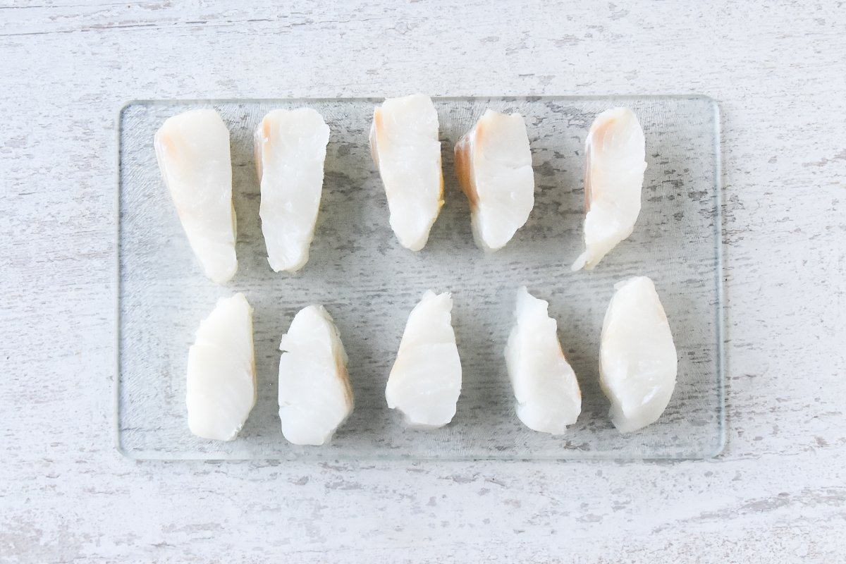 Cortamos el bacalao en trozos de 2 cm