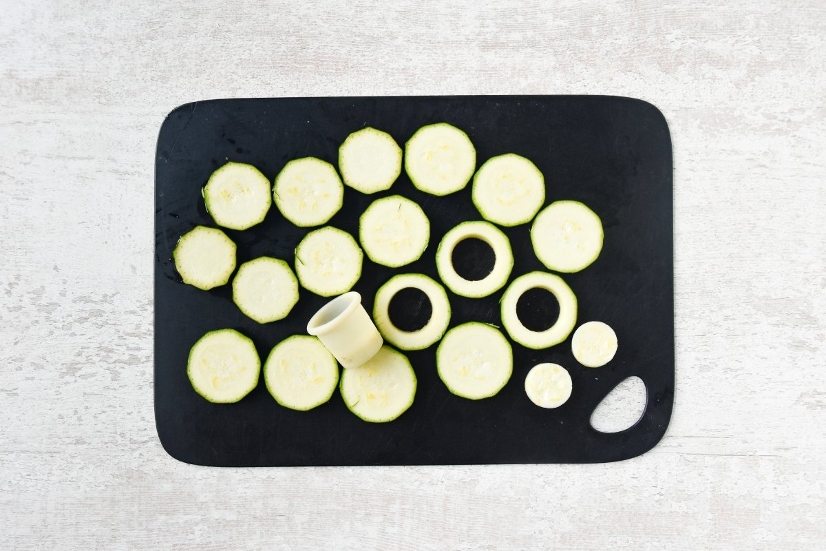 Cortamos el calabacín y retiramos el centro