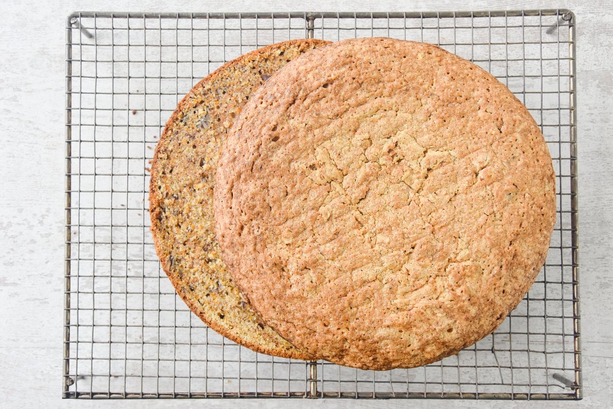 Cortamos el carrot cake por la mitad