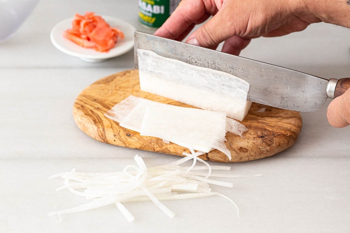 Cortamos el daikon en juliana muy fina
