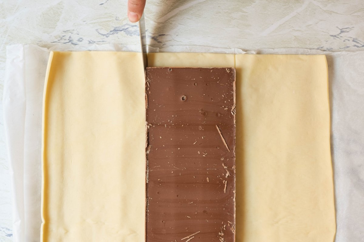 Cortamos el extremo superior del hojaldre de la trenza de hojaldre y chocolate