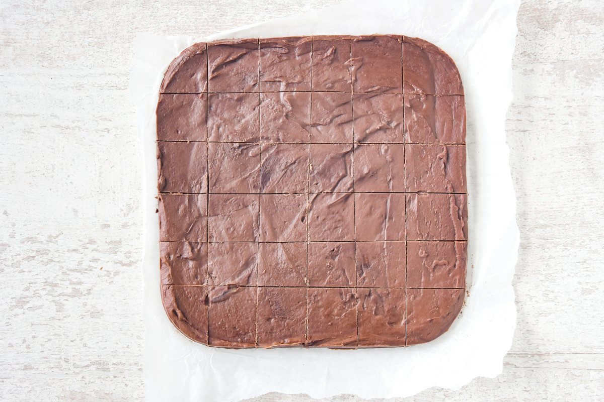 Cortamos el fudge en porciones