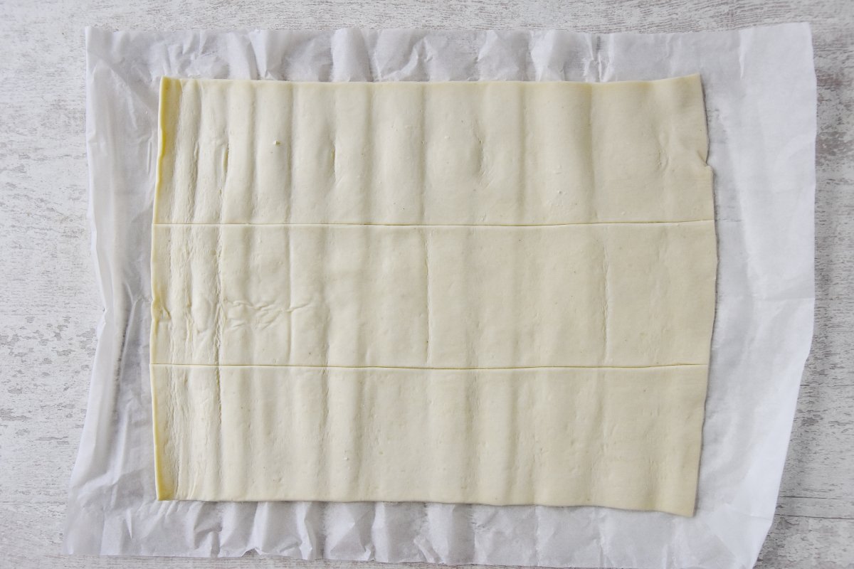 Cortamos el hojaldre en tres tiras