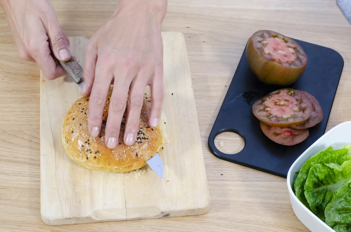 Cortamos el pan de la hamburguesa *