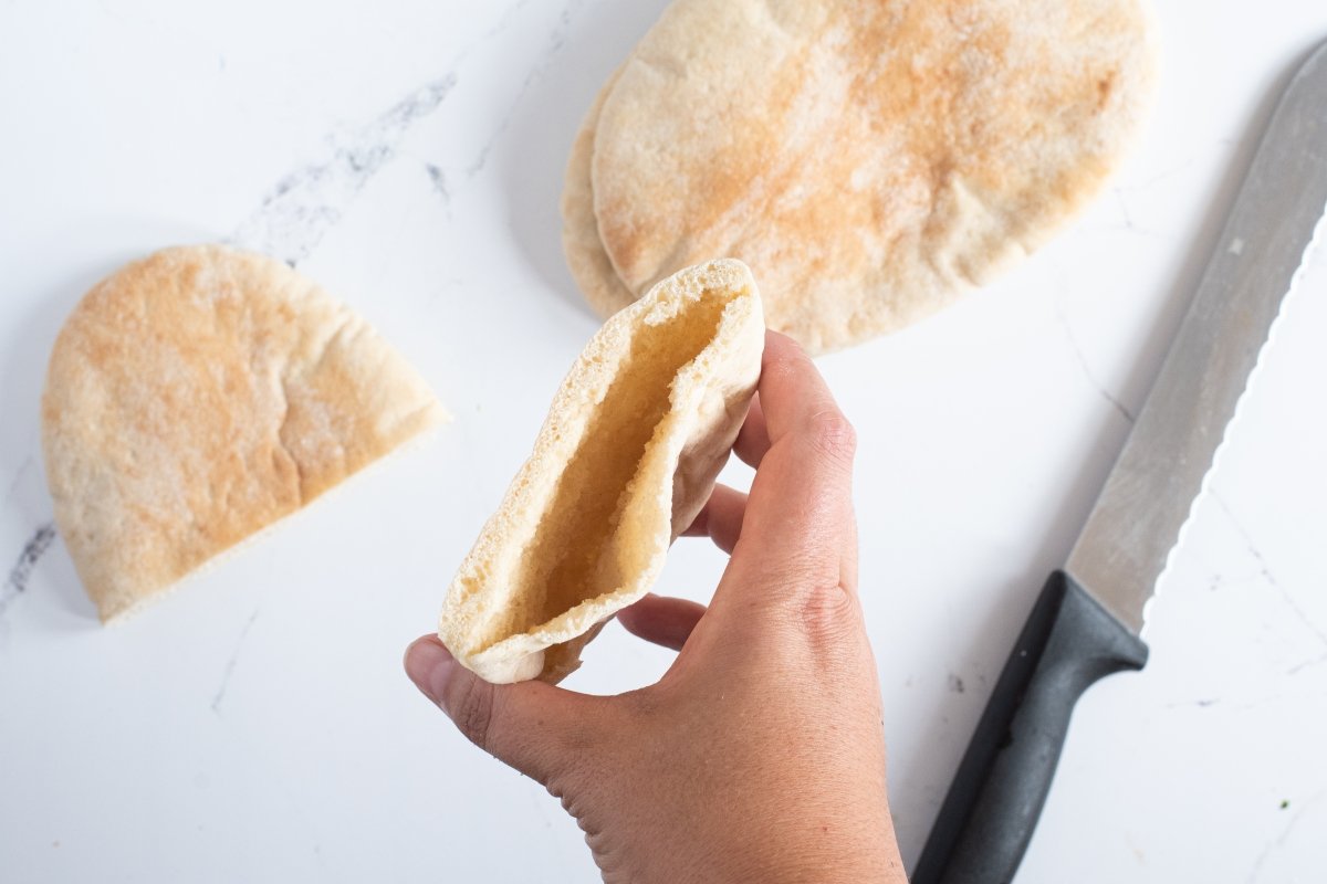 Cortamos el pan de pita