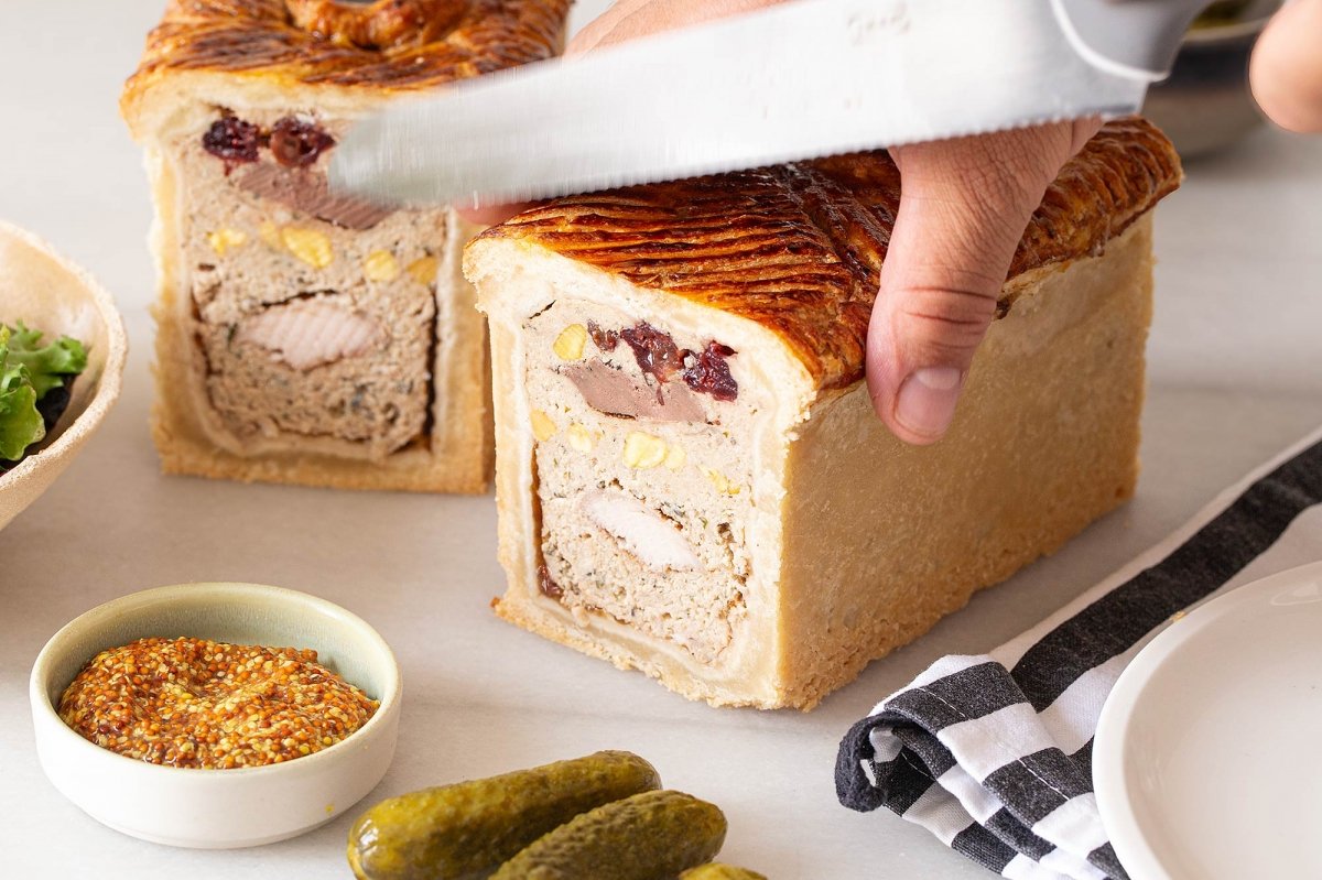 Cortamos el paté en rodajas