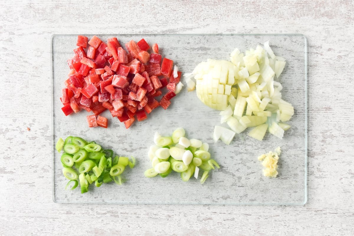 Cortamos el pimiento, la cebolla, los ajos y la cebolleta