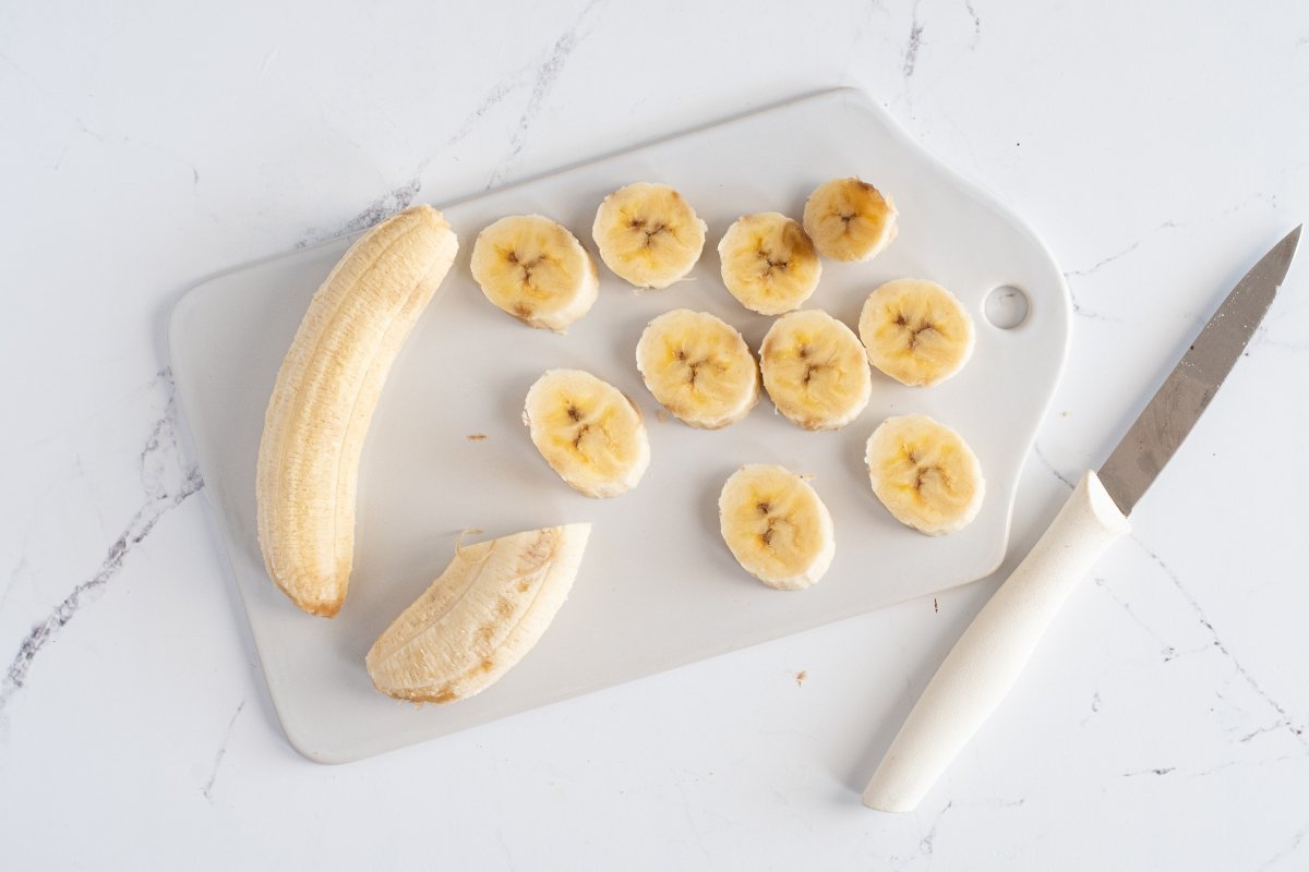 Cortamos el plátano de la tarta banoffee