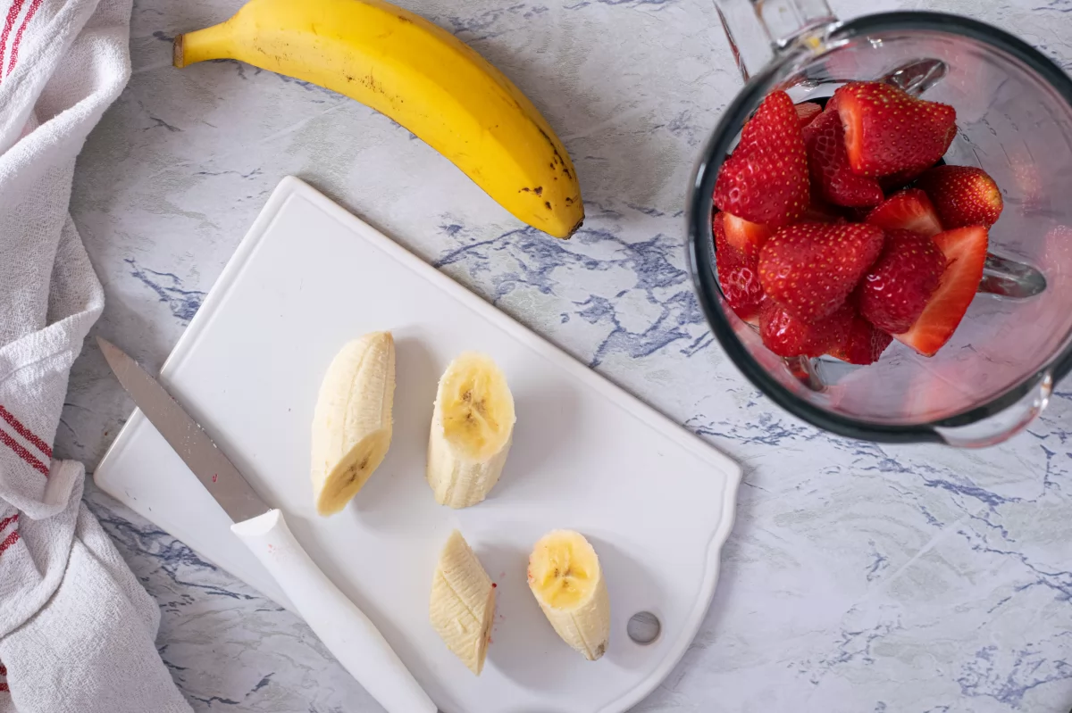 Cortamos el plátano del batido de fresa y plátano