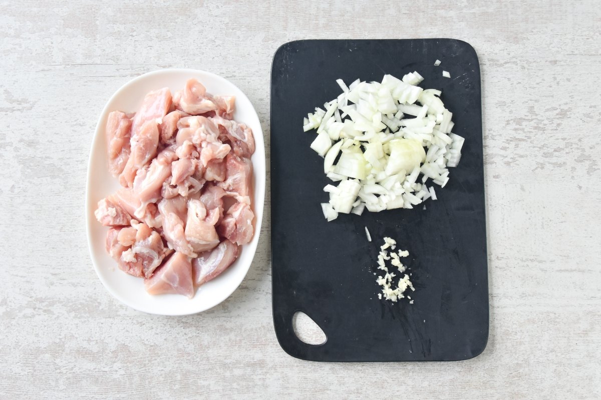 Cortamos el pollo, la cebolla y el ajo