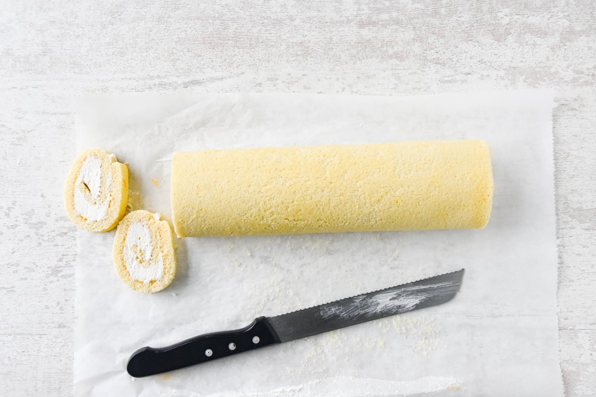 Cortamos el rollo de bizcocho y nata cuando esté frío