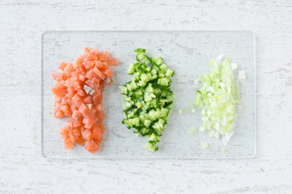 Cortamos el salmón, el pepino y la cebolleta