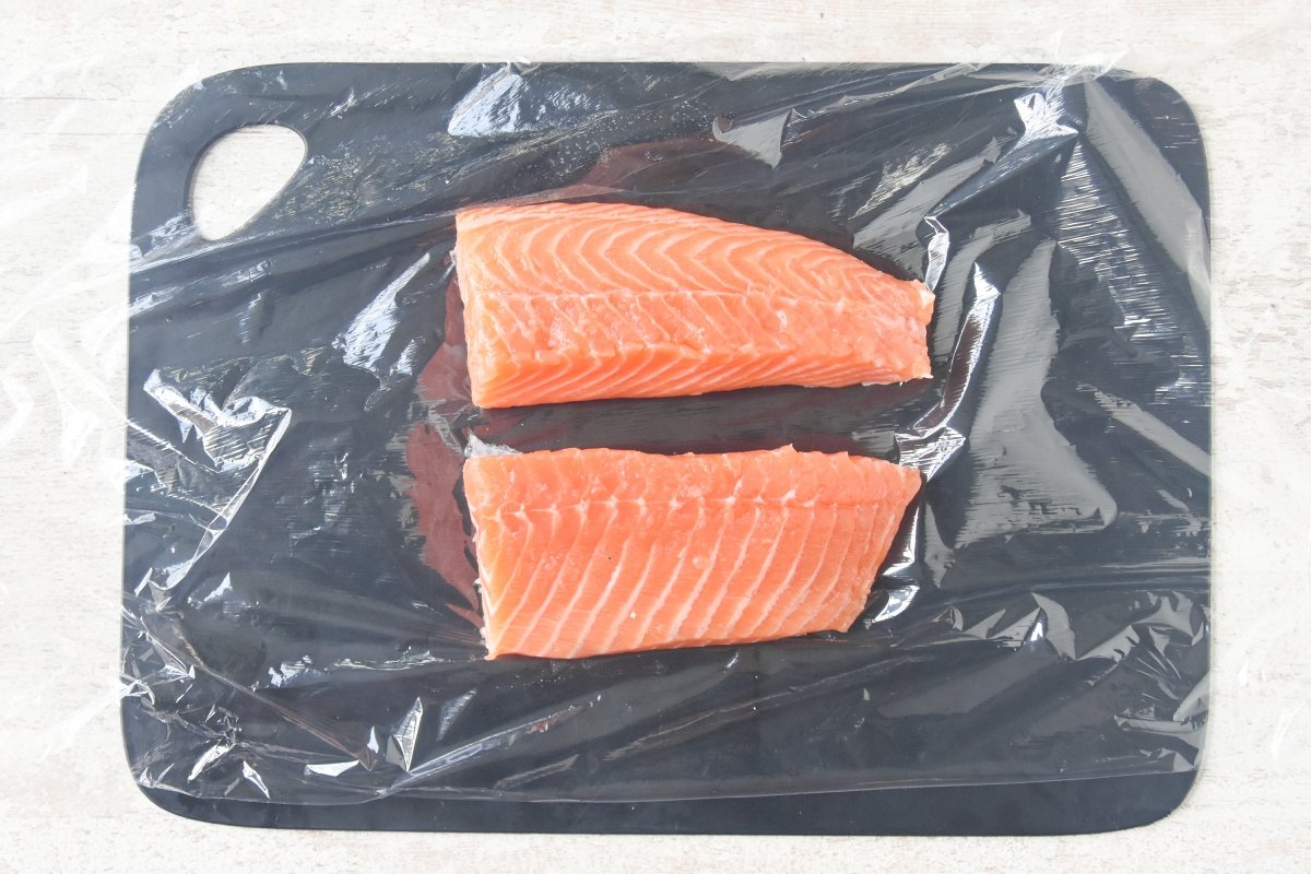Cortamos el salmón por la mitad a lo largo