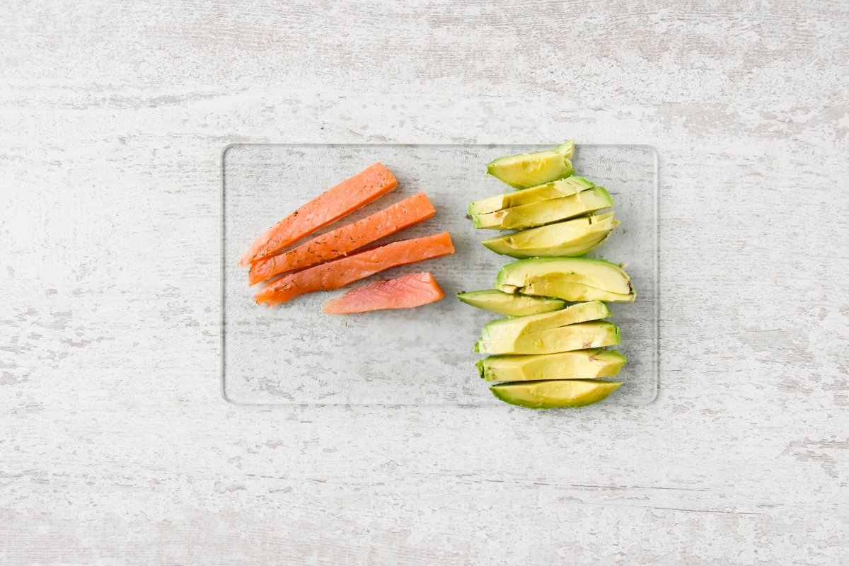 Cortamos el salmón y el aguacate