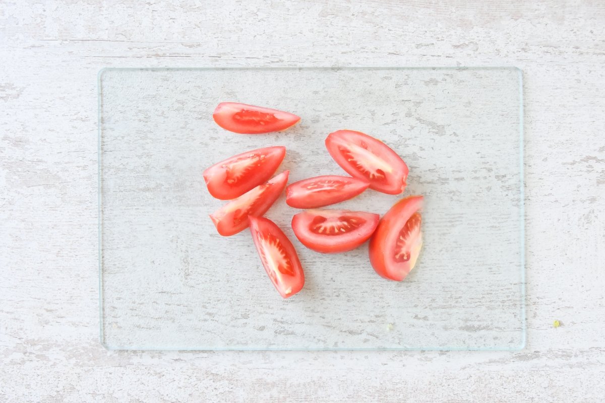 Cortamos el tomate a gajos