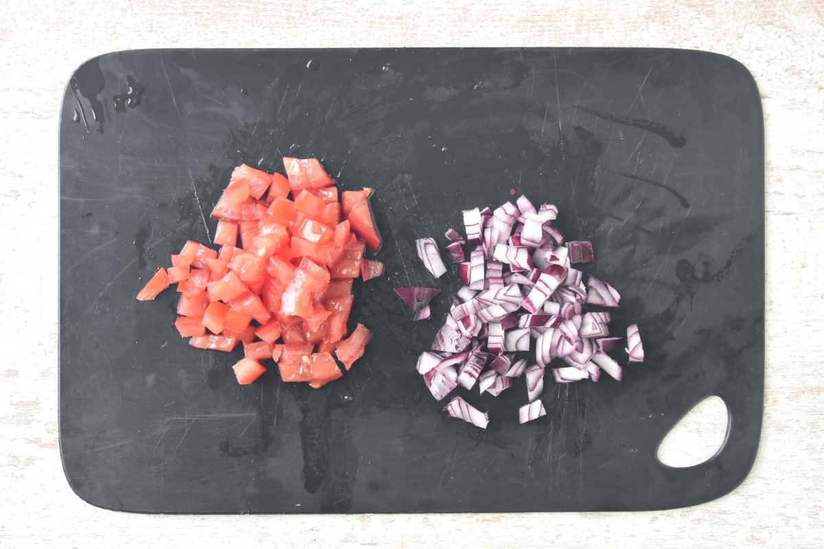 Cortamos el tomate y la cebolla roja