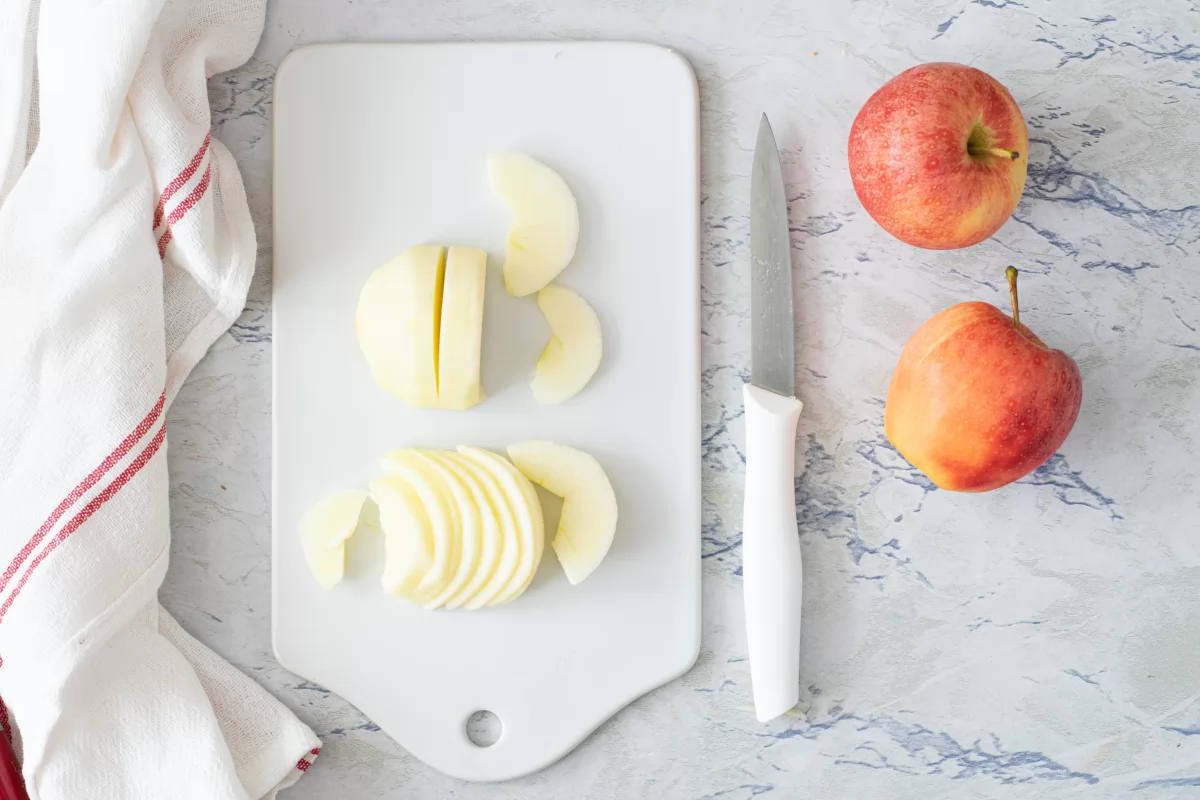 Cortamos en láminas las manzanas para la tarta de manzana y hojaldre con crema pastelera