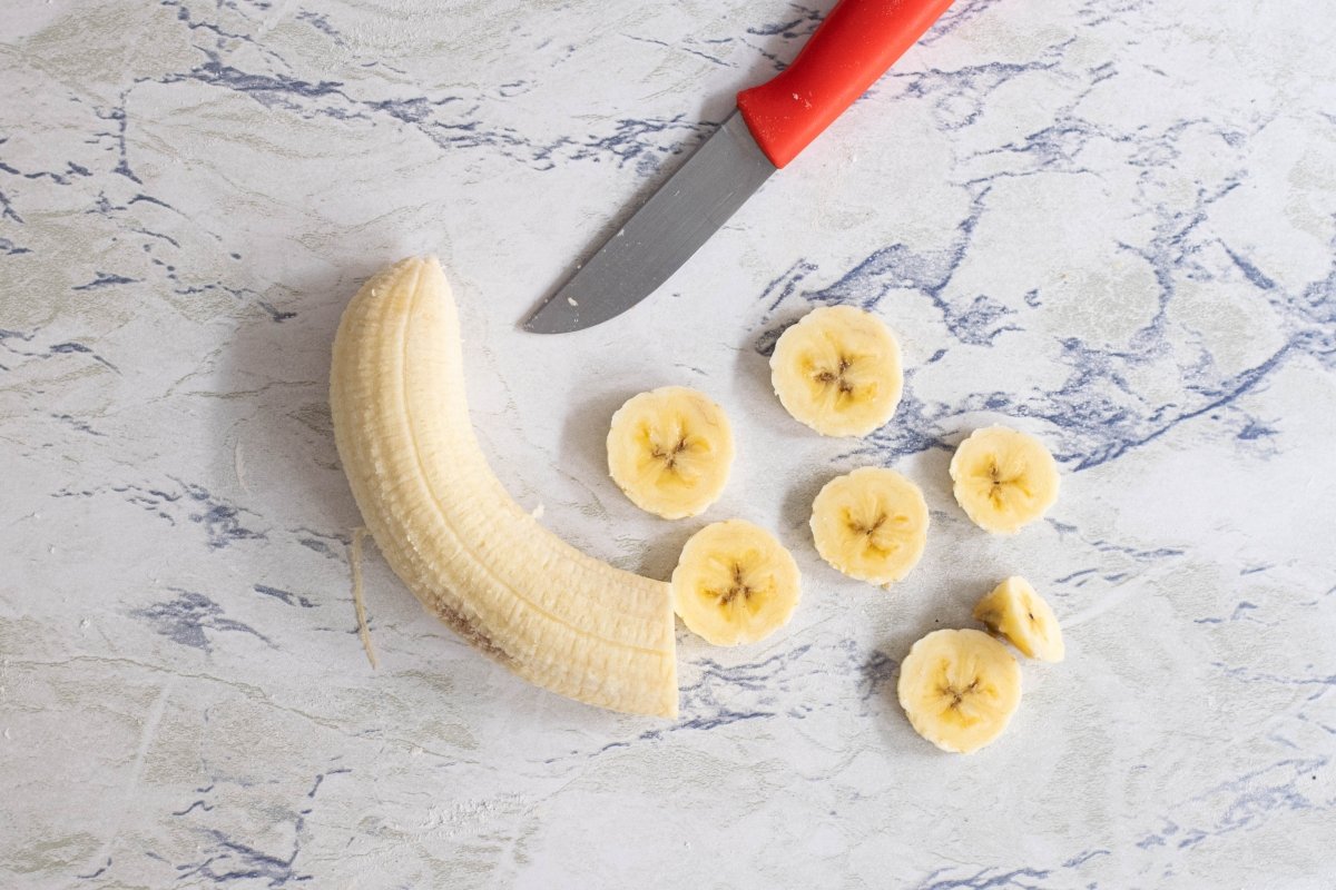 Cortamos en rodajas el plátano de la tarta de plátano