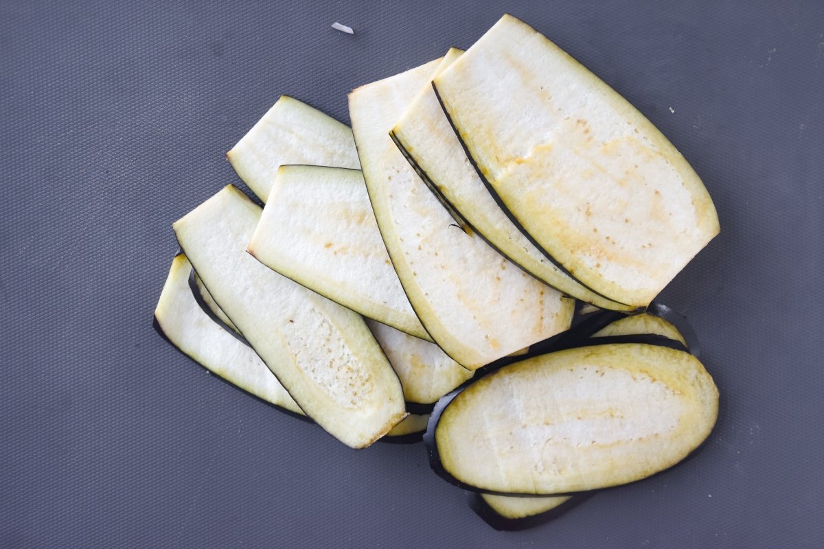 Cortamos fina la berenjena