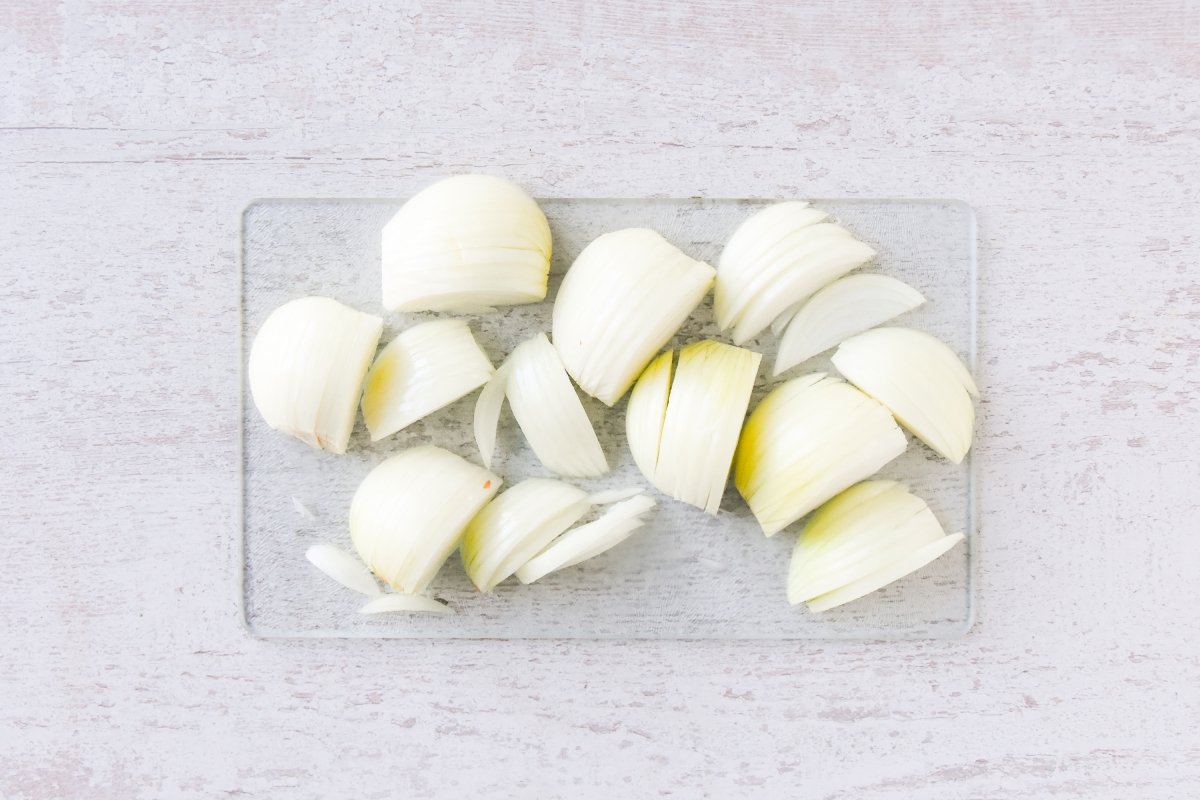 Cortamos fina la cebolla para la salsa
