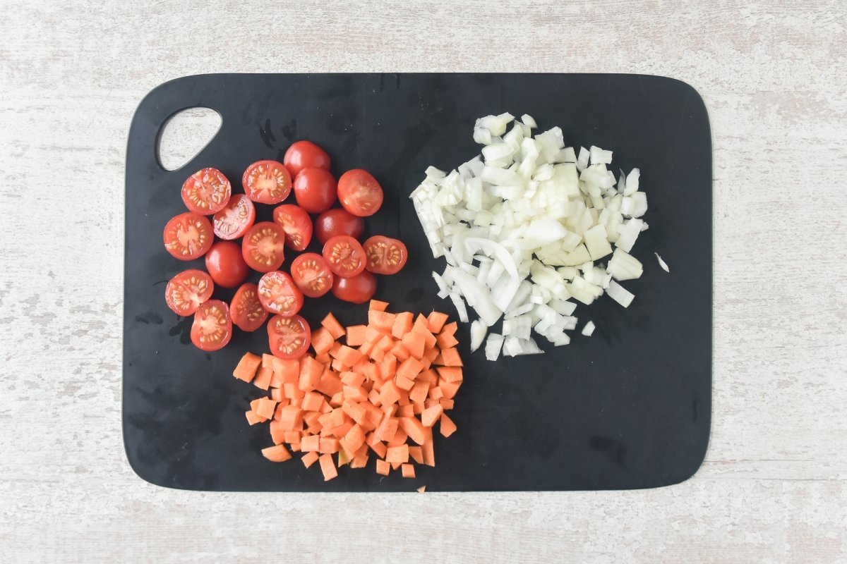 Cortamos la cebolla, la zanahoria y los tomates