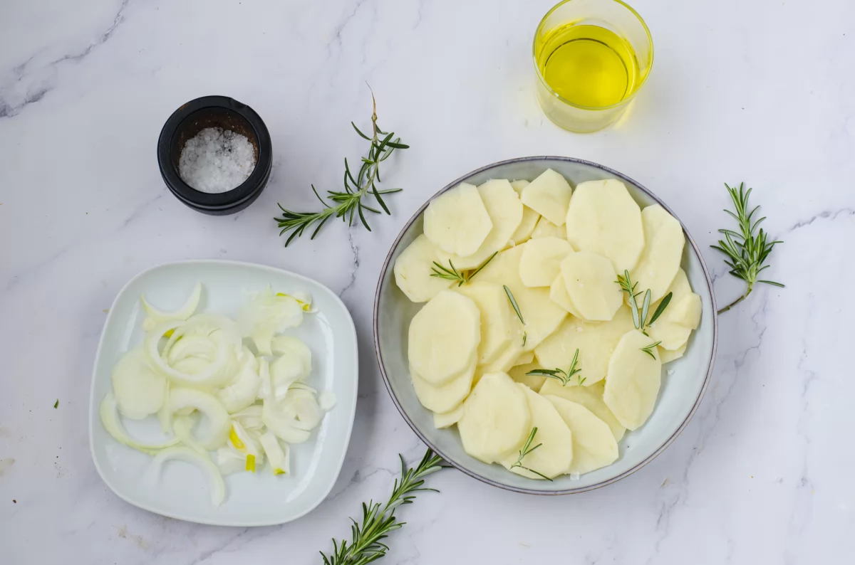 Cortamos la cebolla y las patatas