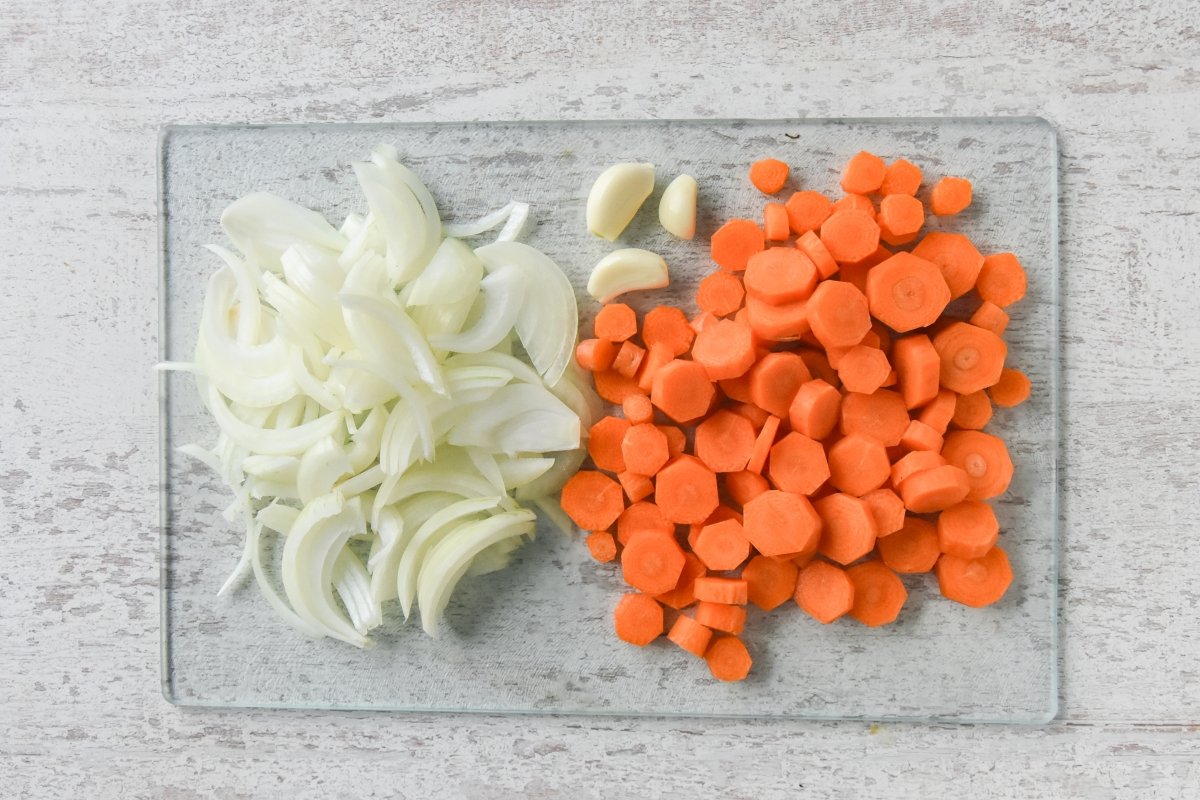 Cortamos la cebolla y las zanahorias
