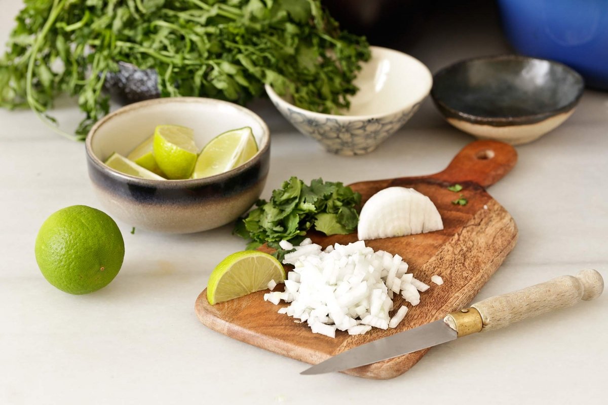 Cortamos la cebolleta, el cilantro y las limas