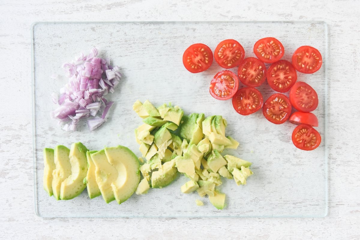 Cortamos la chalota, el aguacate y los tomates