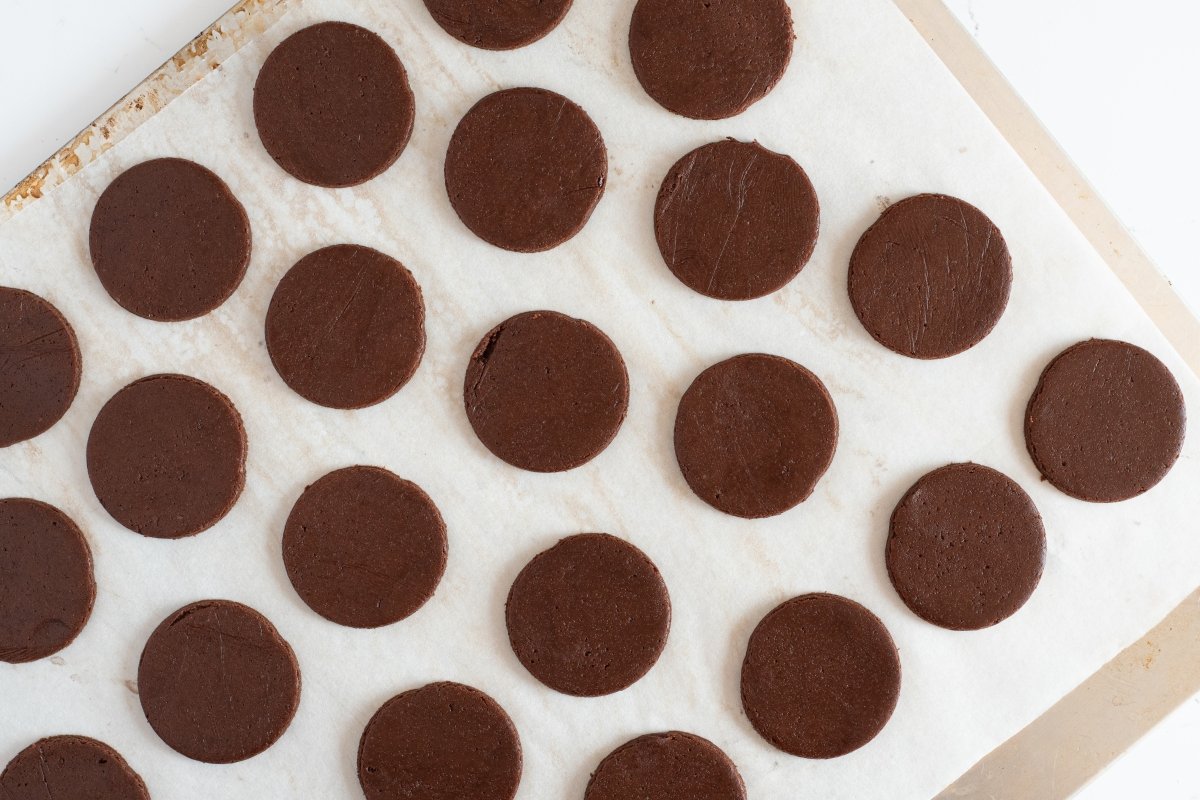 Cortamos la masa de los alfajores de chocolate
