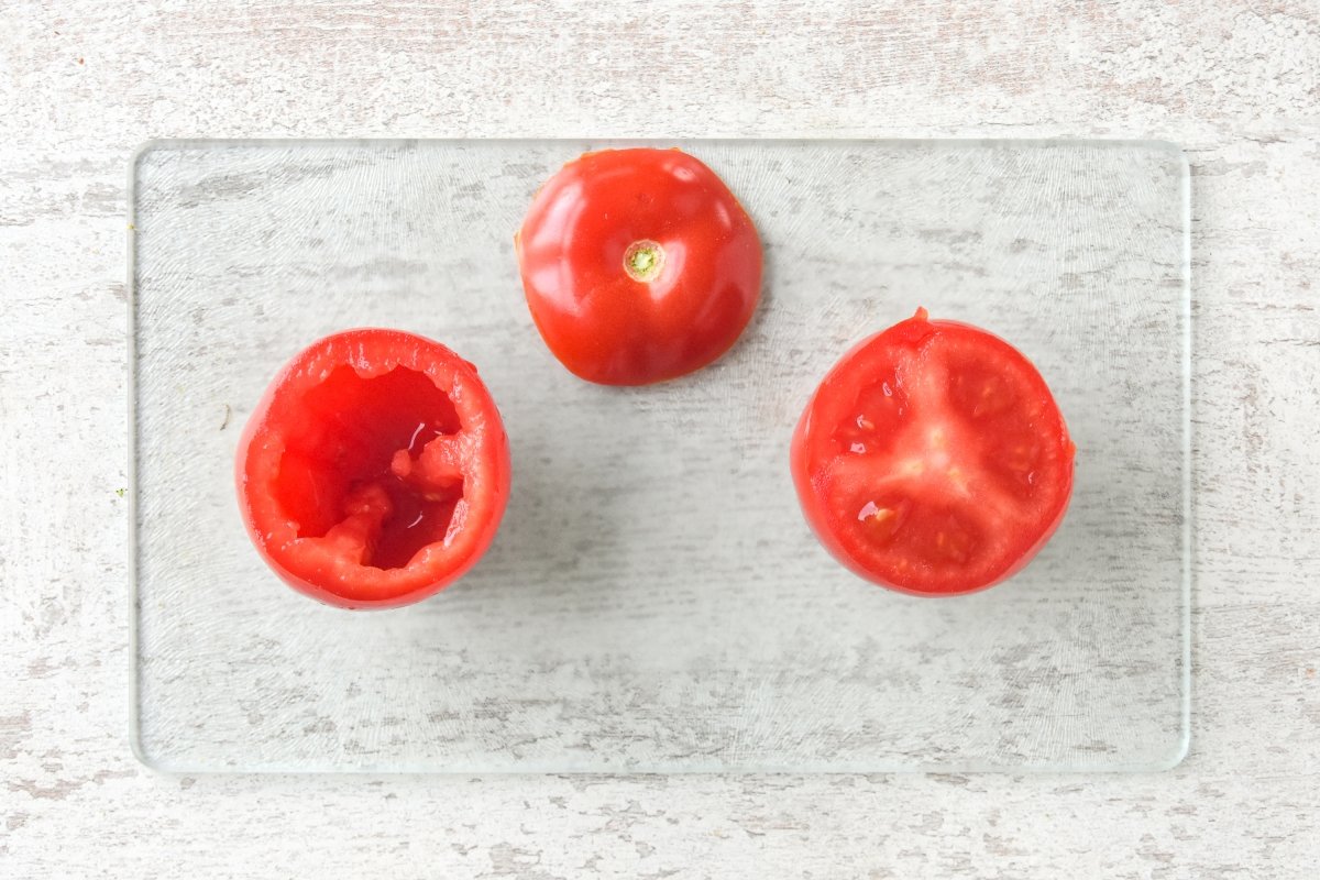Cortamos la parte superior de los tomates