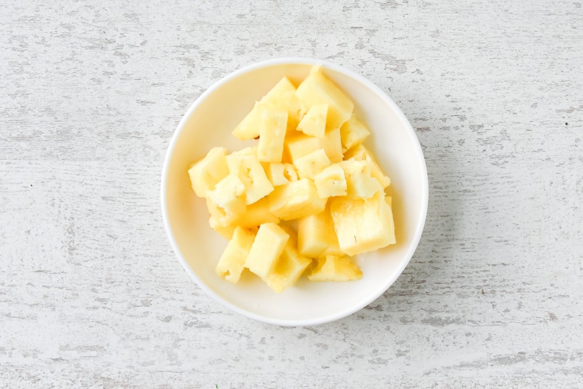 Cortamos la piña para los polos