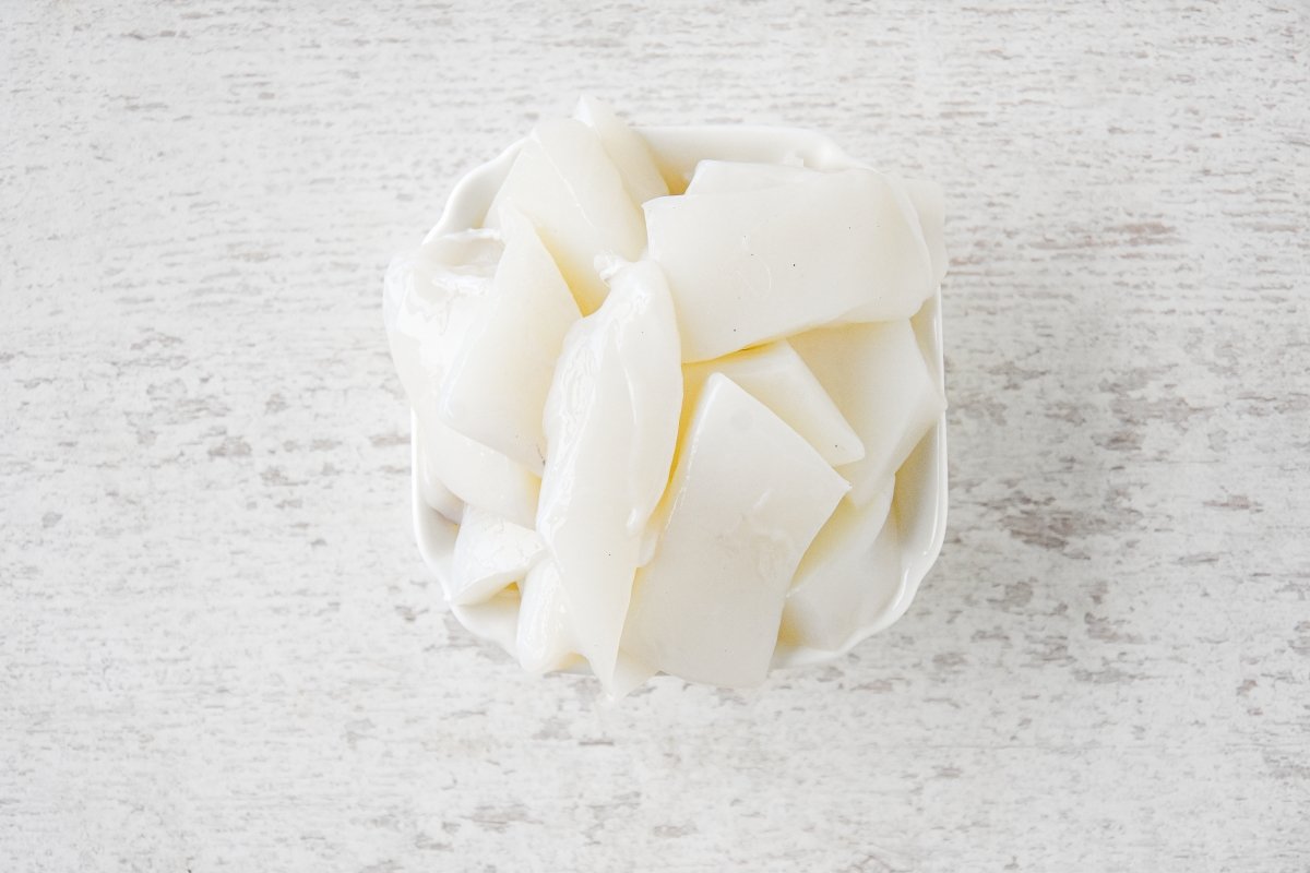 Cortamos la sepia en trozos de bocado