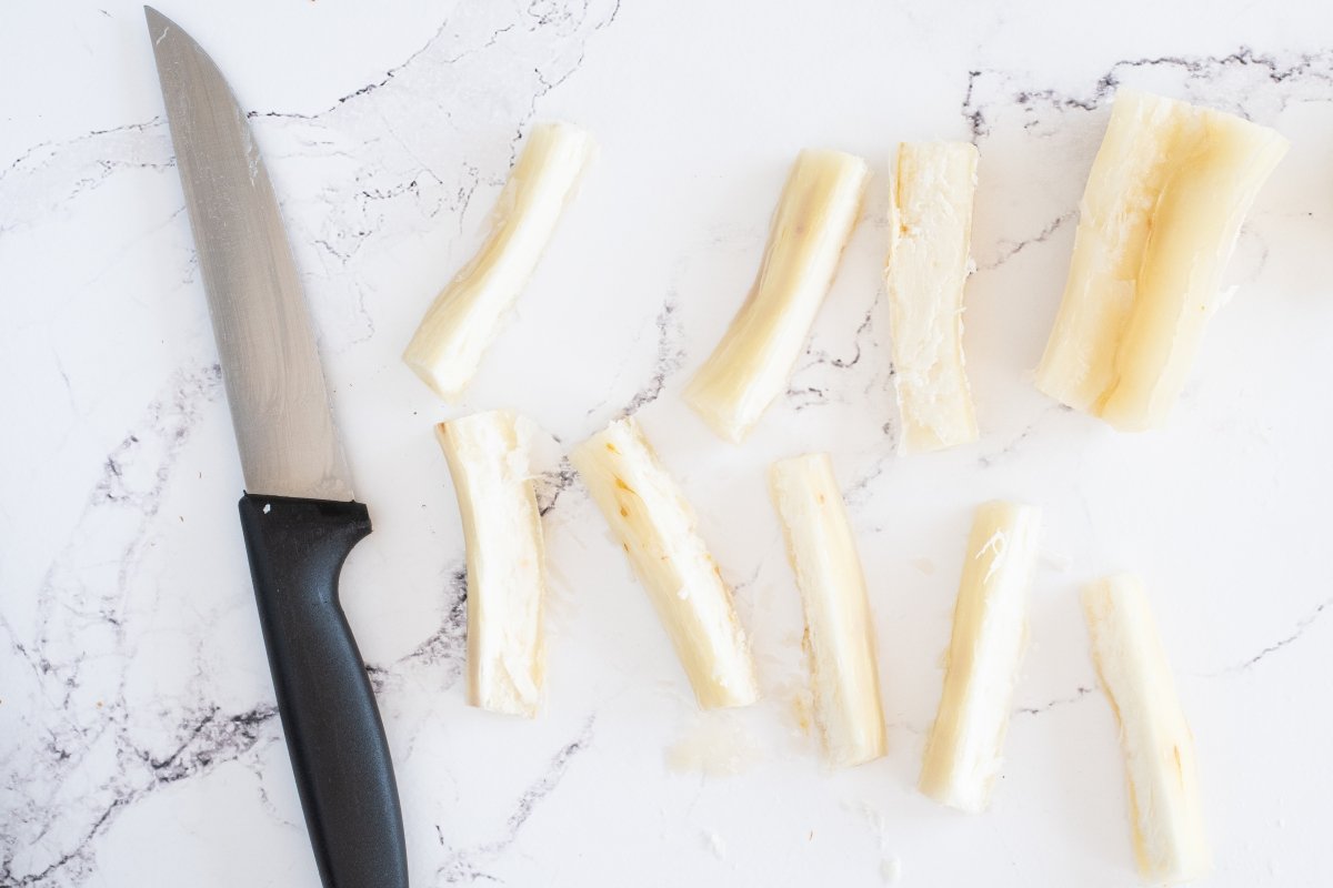 Cortamos la yuca en bastones