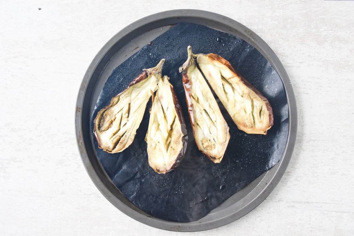 Cortamos las berenjenas por la mitad