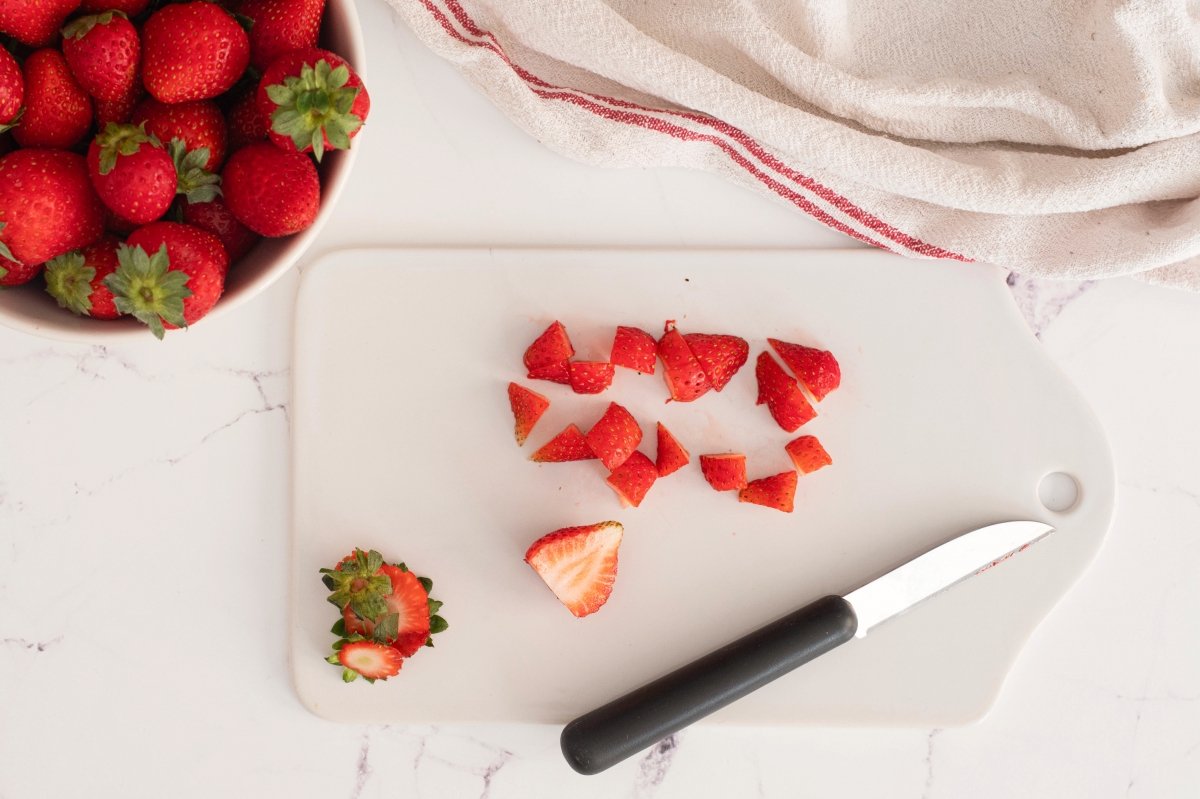 Cortamos las fresas de la mermelada de fresas y albahaca