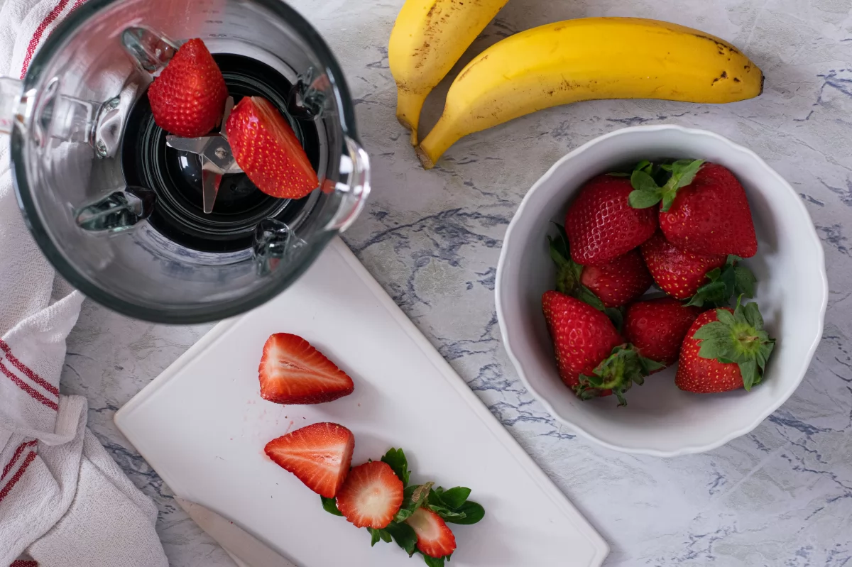 Cortamos las fresas del batido de fresa y plátano