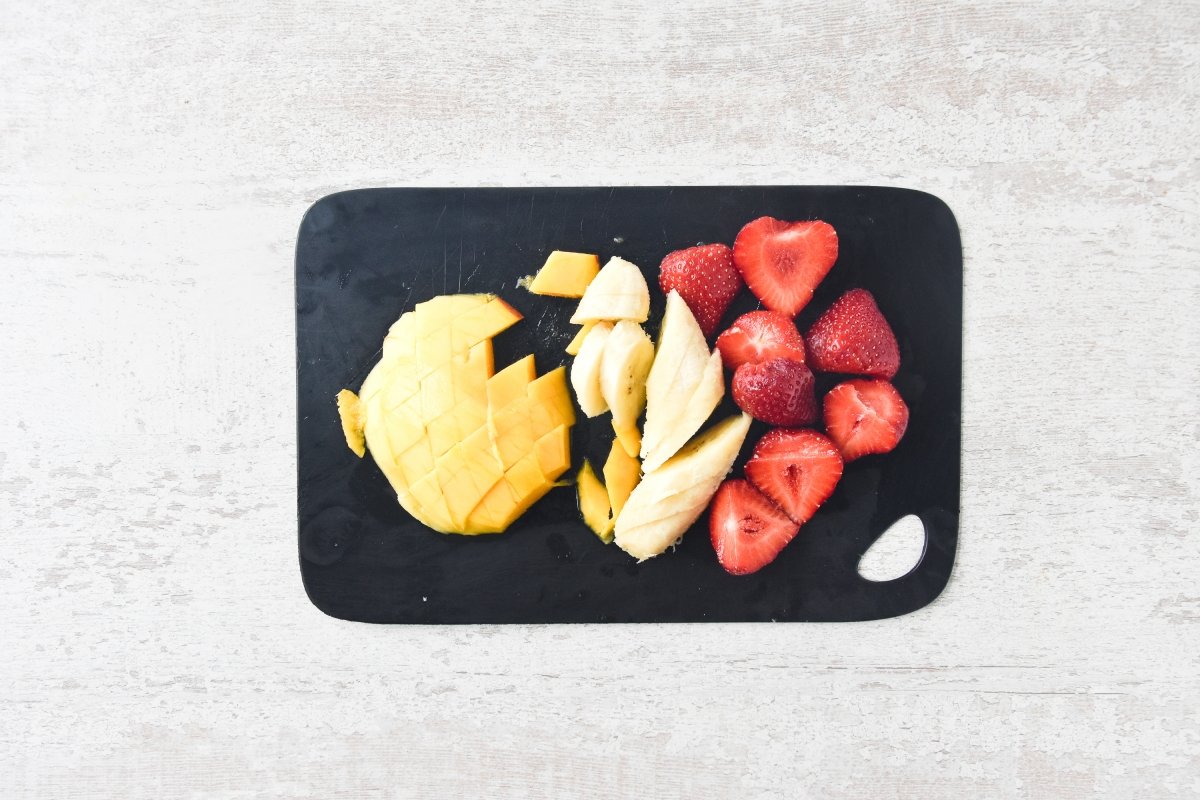 Cortamos las frutas para el batido
