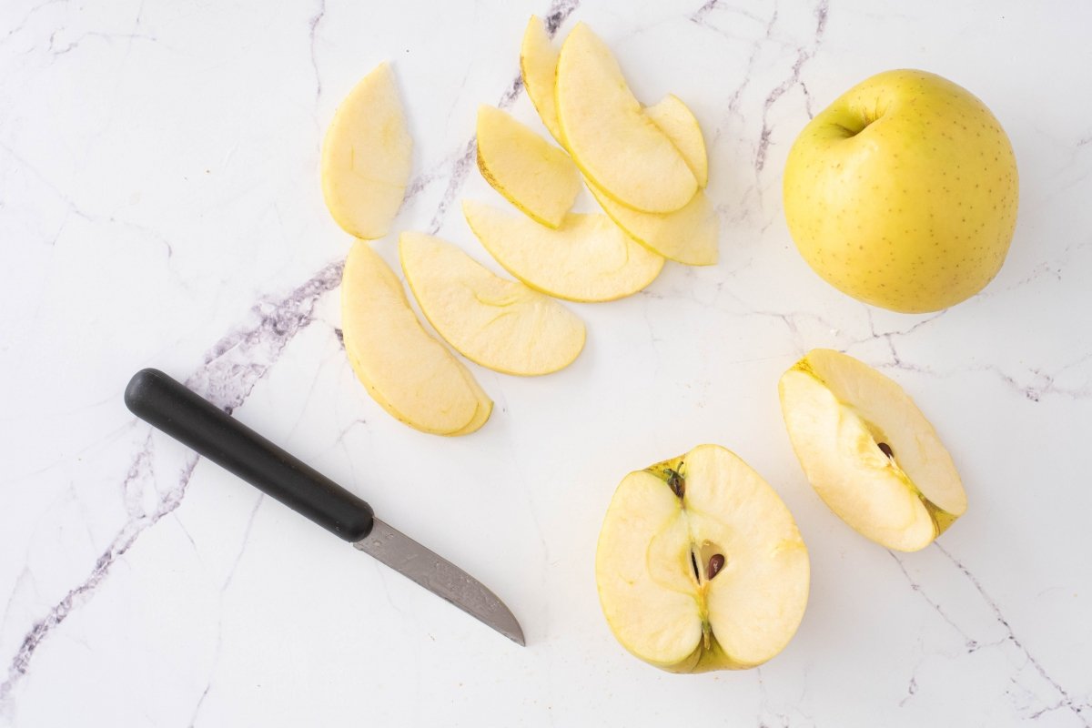 Cortamos las manzanas de la tarta de manzana con crema pastelera