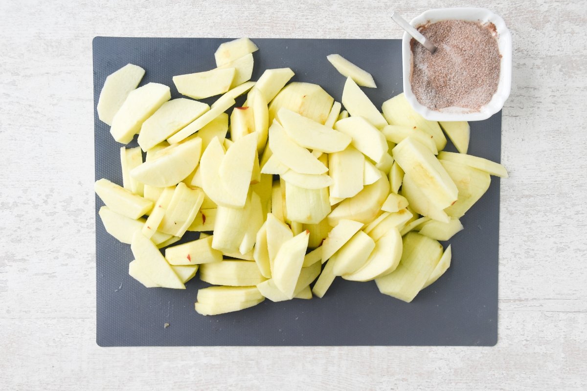 Cortamos las manzanas y mezclamos el azúcar con la canela