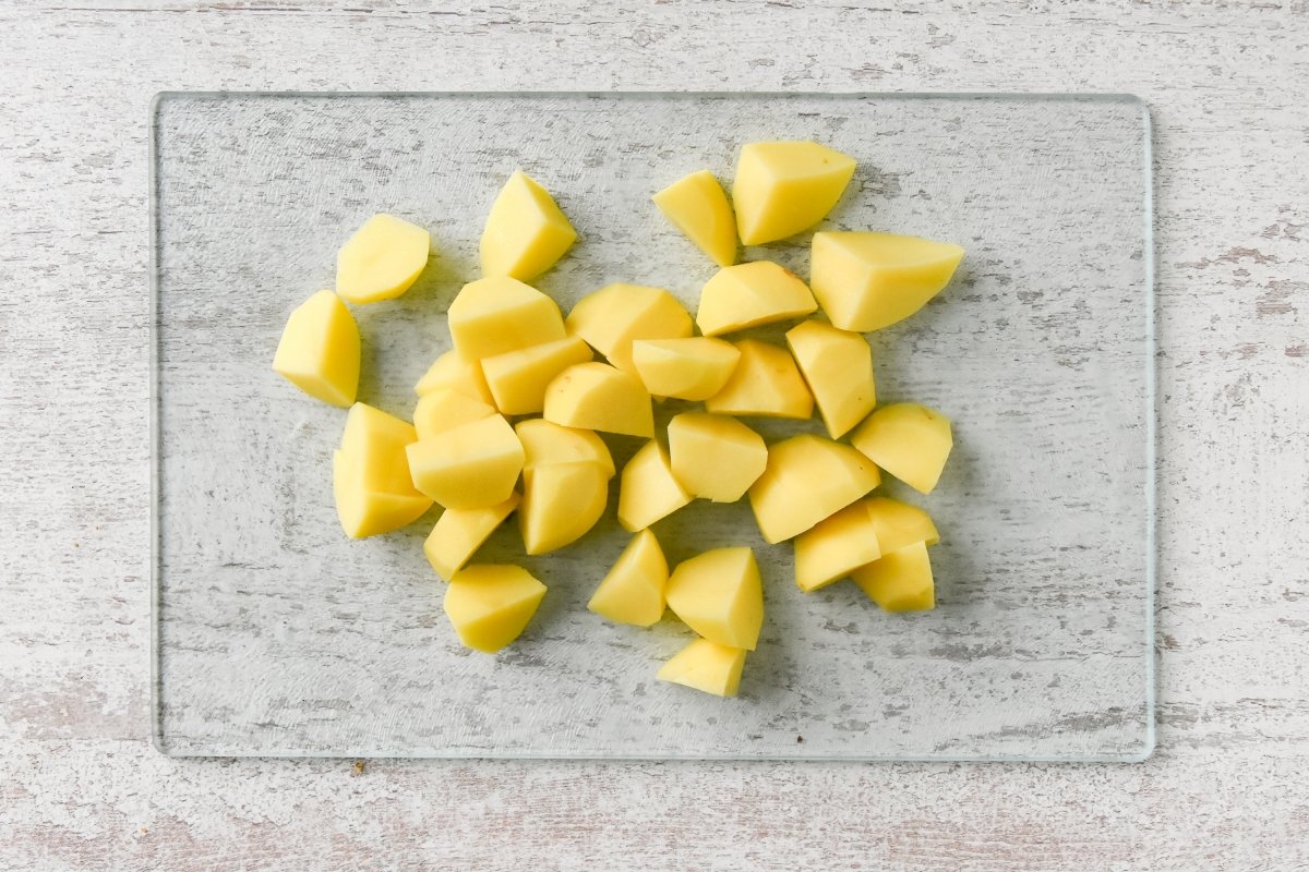 Cortamos las patatas a dados