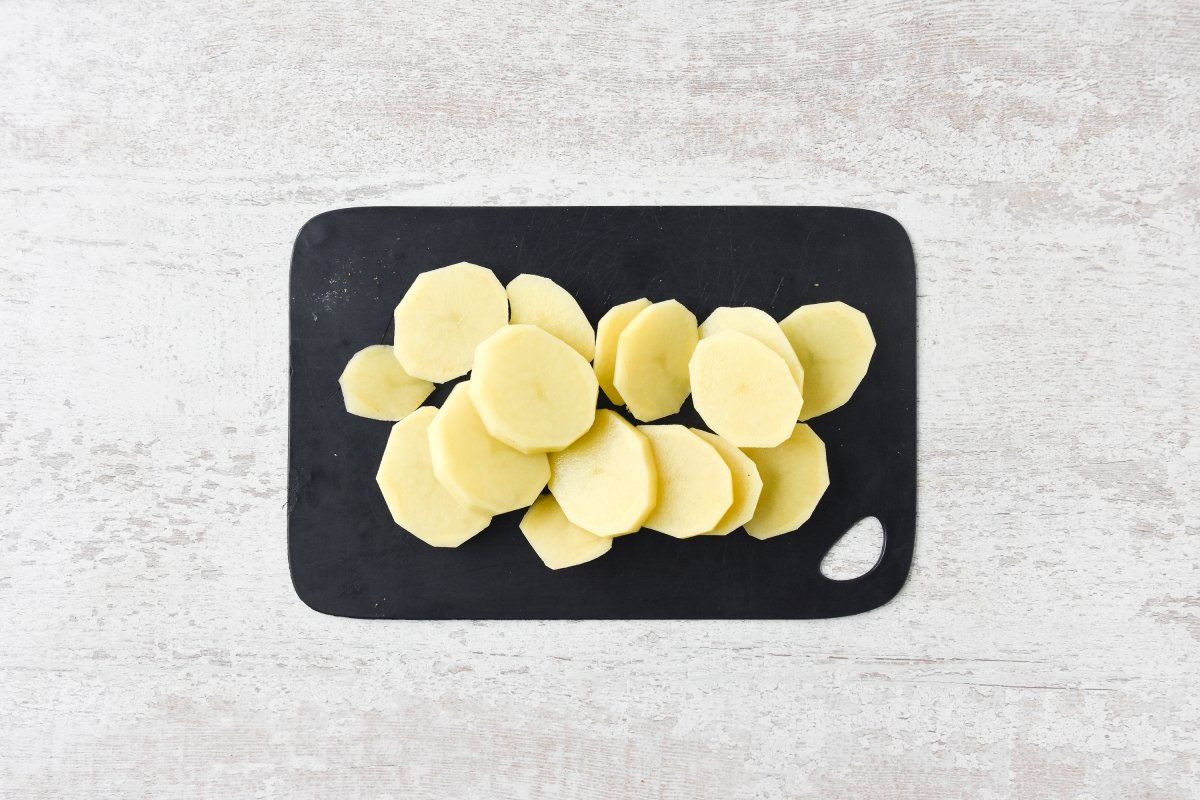 Cortamos las patatas a rodajas de 1 cm