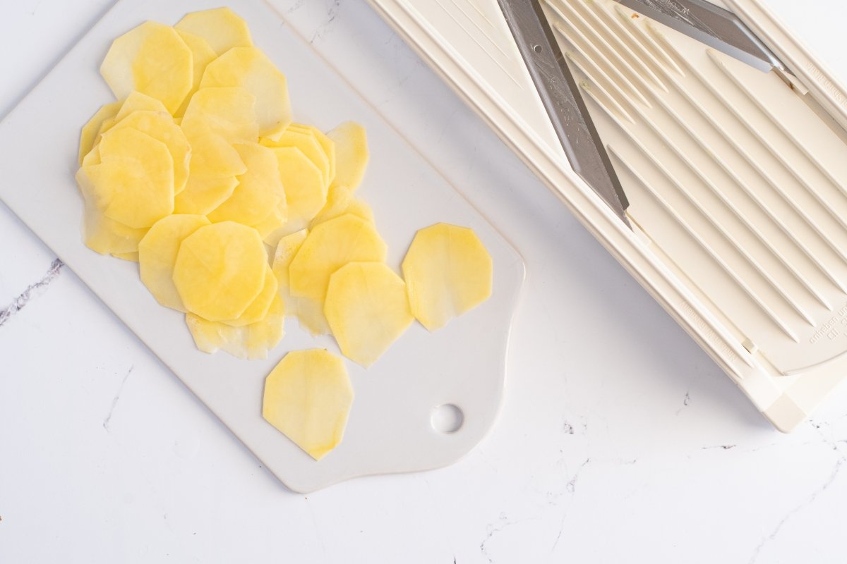 Cortamos las patatas del pastel de patata y pescado
