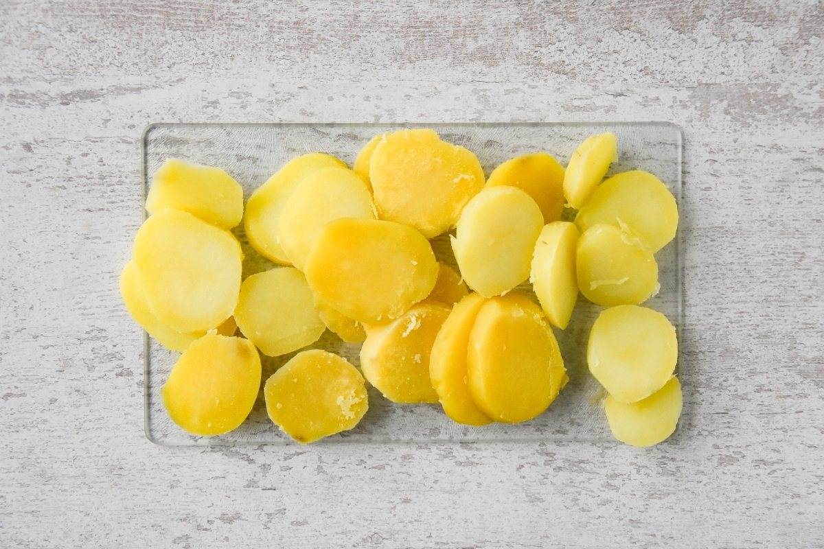 Cortamos las patatas hervidas a rodajas