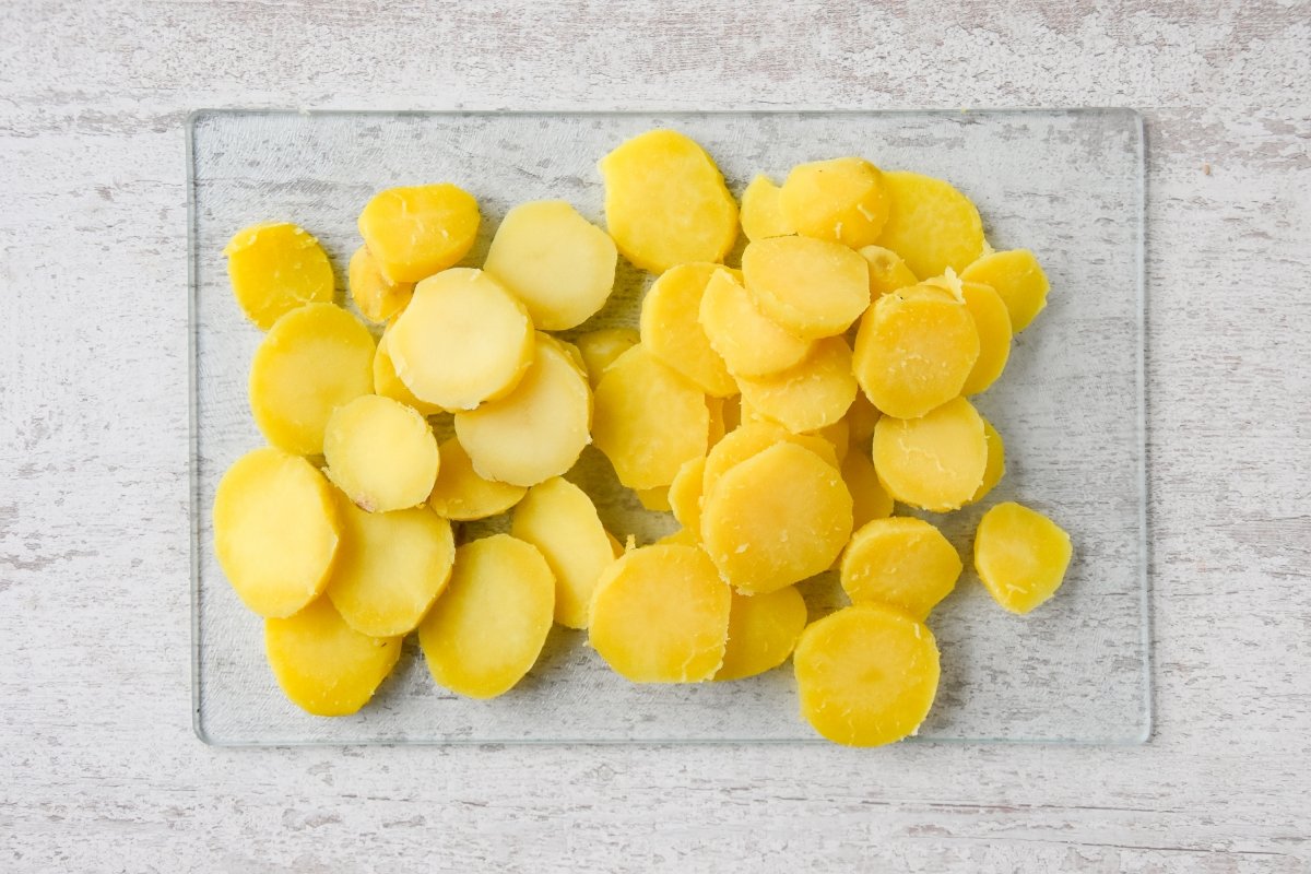 Cortamos las patatas hervidas en rodajas