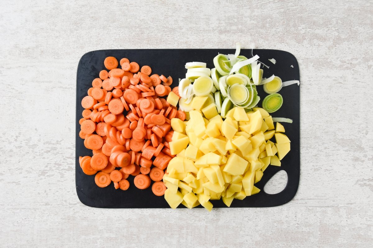 Cortamos las patatas, puerro y zanahorias